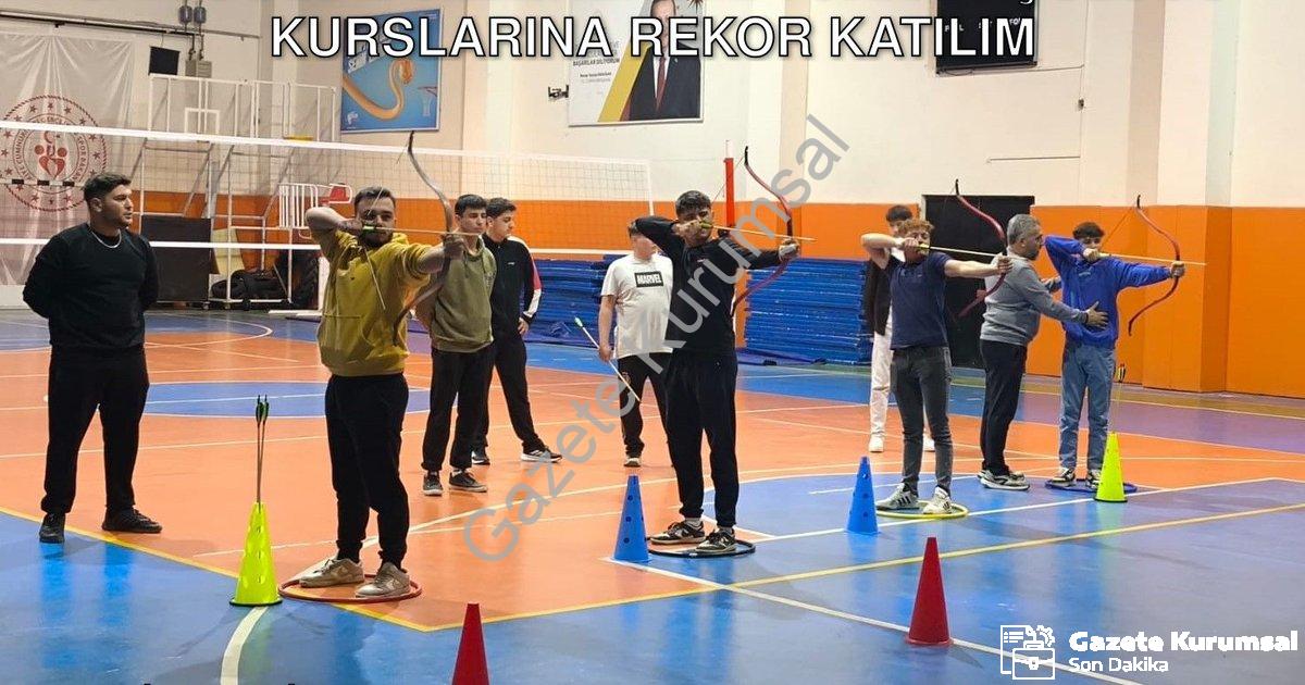 "Sarıgöl'de Geleneksel Türk Okçuluğu Kurslarına Rekor Katılım" başlıklı haber için fotorealistik, pr