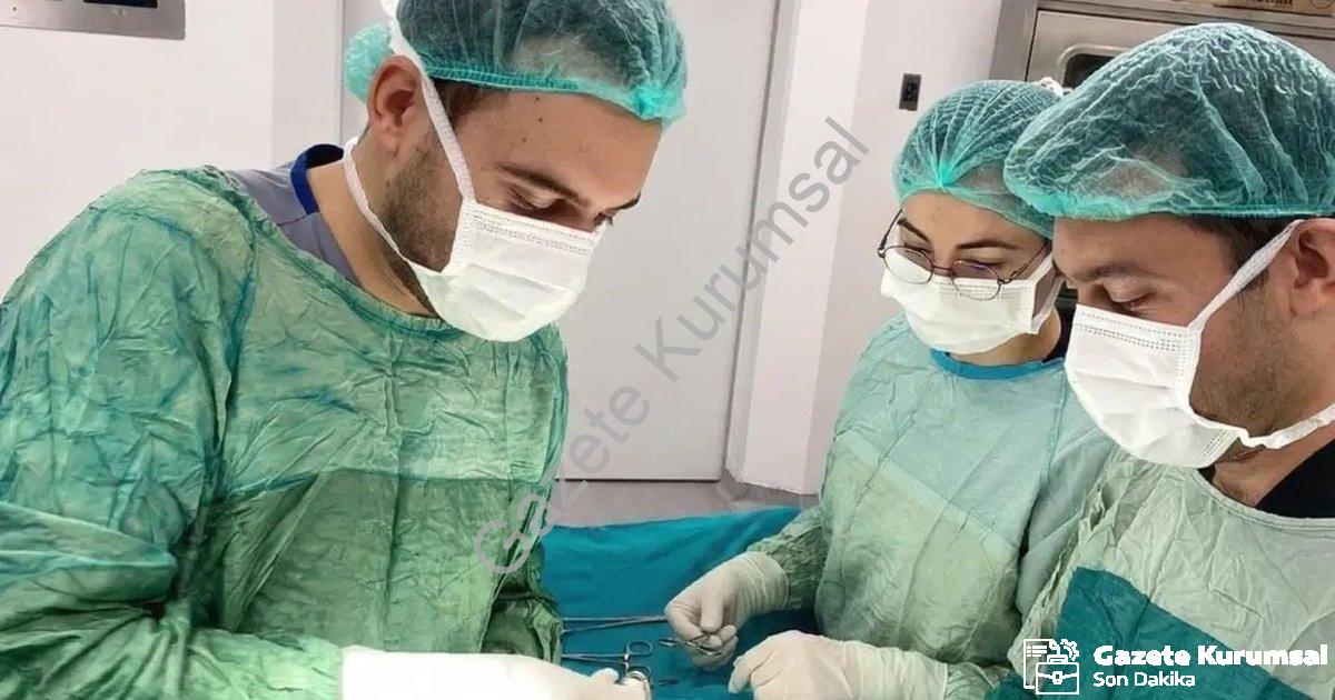 "Şuhut Devlet Hastanesi'nde Bir İlk: Yama Yöntemiyle Fıtık Ameliyatı" başlıklı haber için fotorealis